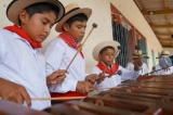 Niños tocando marimba